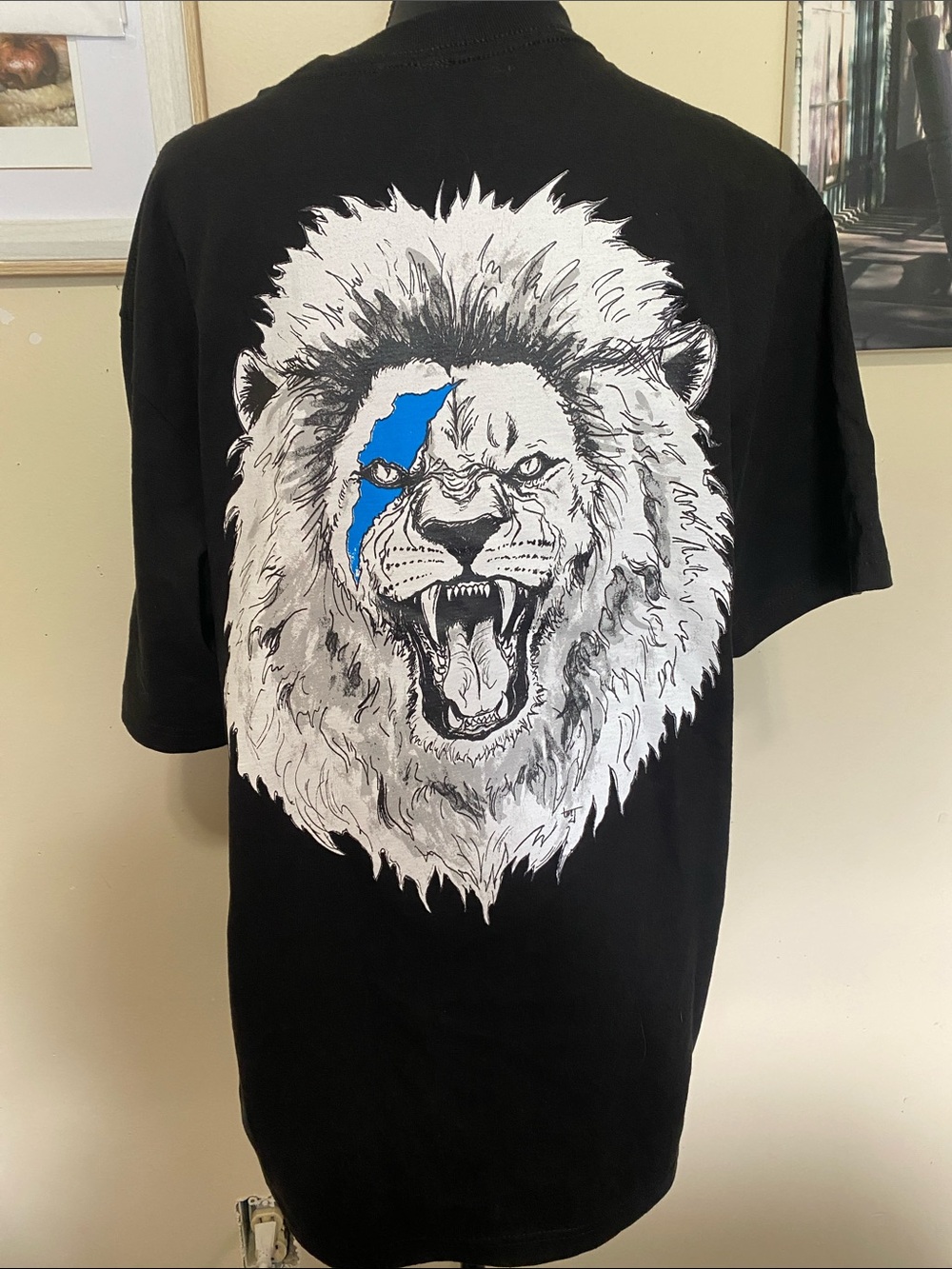 Hutch Black Graphic Men’s Detroit Lions T-Shirt w/ detailed Lion on Back Sz L - Picture 2 of 4